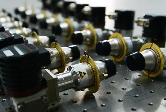 過酷な環境向けに設計された、耐久性のある防水サーマルビジョン単眼鏡。軍事、野生生物追跡、捜索救助活動に。