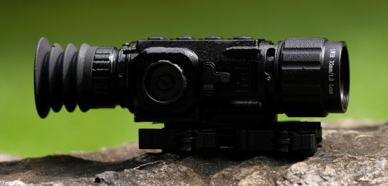 軽量ハンドヘルドサーマルイメージャー。様々な環境下で、高速応答時間と正確な熱検出を提供します。